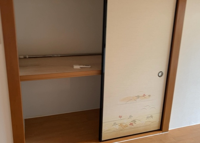 デザイン性を重視しすぎて収納が少なかった！なんてことにならないため、事前に現地で収納の数を確認しておくことをお勧めします。クローゼット以外にも床下収納や屋根裏収納、パントリーなどもチェックしましょう。