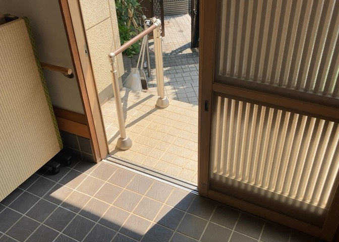 玄関は家の顔でもあり、家族以外の目にも止まる場所です。玄関は外との間を仕切る扉、靴などをしまっておく収納スペース、靴脱ぎのたたきスペース、来客とのやり取りをするドアホンなど複数のアイテムからなります。