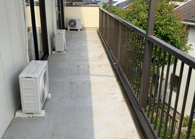 バルコニーは、室外の専用スペースのうち、「屋根がなく開放された空間」であるものを指します。ベランダより広いタイプのものが多く、日当たりもよいため家庭菜園などを楽しみたい人にとって適した環境となります。