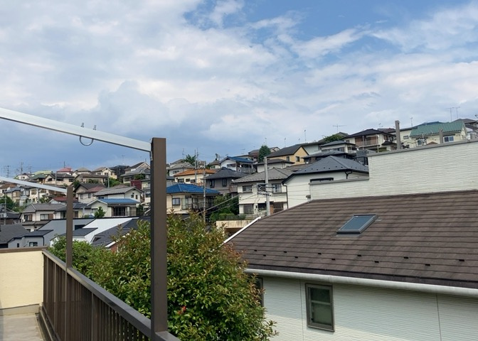 眺望を気にして物件を探す場合、前面に建物が建っていないか現地で確認しましょう！前面に建物があると景色はもちろん、日当たりや風通しにも影響が出てきます。住んだ時のことを想像しながら現地見学をしましょう。