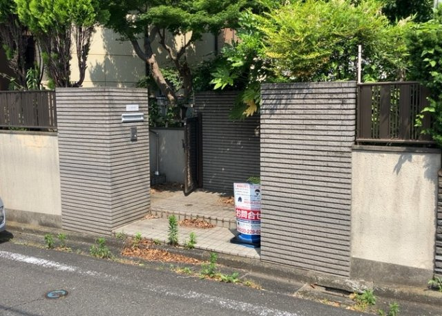 住宅用の土地では前面道路に2m以上接していなければならないと法律で定められています。しかし、お持ちの車のサイズやライフスタイルなどにより、2mでは利便が悪い場合もございますので、事前に確認しましょう。