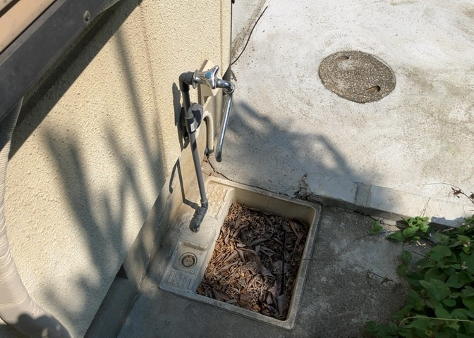 敷地内に散水栓や立水栓があると便利です。水道水を直接利用できるため、水を運ぶ手間を省くことが出来ます。大量の水を必要とする洗車作業や清掃などに役立ちます。その他設備とあわせて、現地でご確認ください。