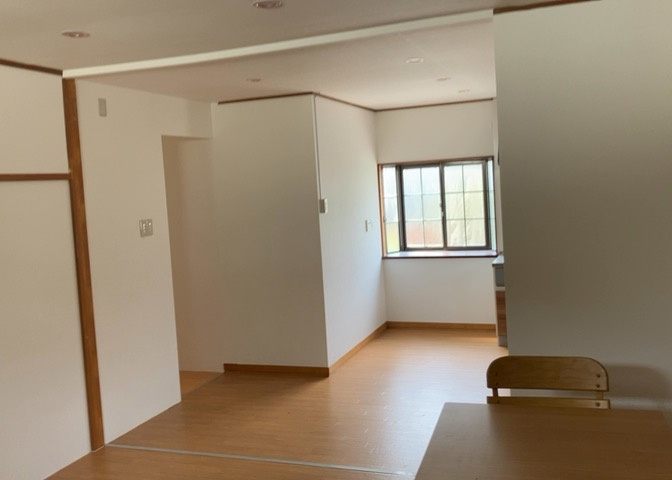 ダイニングにはダイニングテーブルセットなどを置くことが多く、間取りにおいて「D」と略記されますが、食事を作るときの作業場として使用したり、朝食を食べたりするときだけに使われるケースも少なくありません。