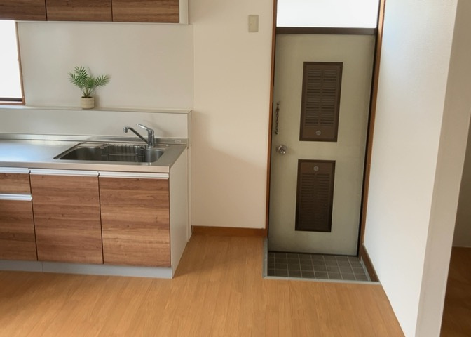 ダイニングとキッチンの間を扉や壁などで仕切らず、一体化させた間取りです。キッチンカウンターがついている物件ならば、食事をキッチンカウンターで取ることで、ダイニングスペースをリビングとして使用できます。