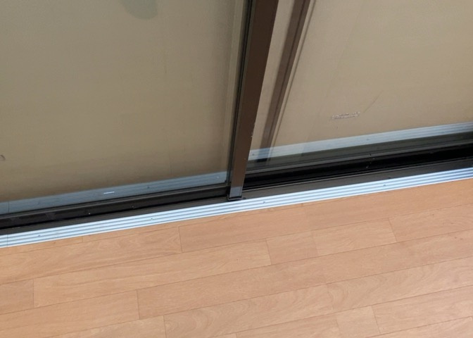 サッシは、ガラス窓に使用される金属製の窓枠です。一般的に住宅建築では、金属製建具工事の段階でガラス類・玄関などと同時に設置されます。種類や構造により断熱性能や遮音性能が異なるので現地でご確認ください。