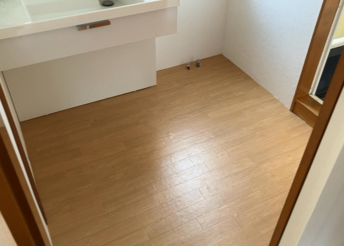 多くの戸建て住宅で見かける洗面脱衣所は、洗面台と洗濯機が2畳ほどのスペースに並べられていて、洗面所が脱衣所を兼ね備えている間取りが一般的です。お客様が利用することもある、パブリックな空間でもあります。