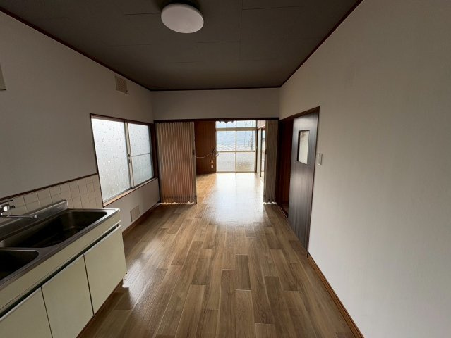 奥行きのあるダイニングキッチンは、家族が集う中心スペースにぴったり。隣室との間仕切りを活用することで、開放的にも個室的にも使い分けが可能です。窓からの光が差し込み、明るく風通しの良い空間です。