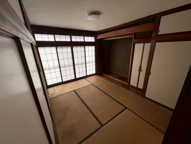 落ち着いた雰囲気の和室は、寝室や客間として最適です。障子や木枠のデザインが和の趣を感じさせ、心安らぐ空間を演出します。窓からの採光も確保されており、日中は自然光で明るく過ごせます。