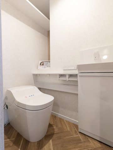 トイレは人気の高機能パナソニック製アラウーノを採用。新品なので安心してお使いいただけます♪　温水洗浄便座、手洗い、トイレットペーパーなどが収納できる棚完備です♪