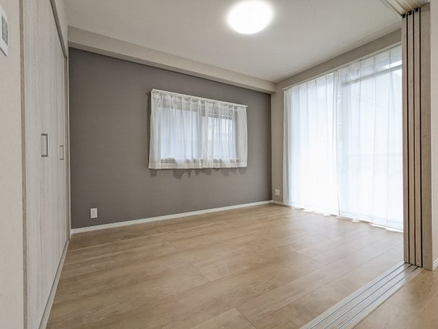 リビング横の6帖の洋室は、引き戸の開閉で生活スタイルに合わせてお使いいただけます♪