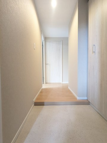 廊下はＬ字タイプの設計です。リビングが丸見えにならないためプライバシー性に優れています♪