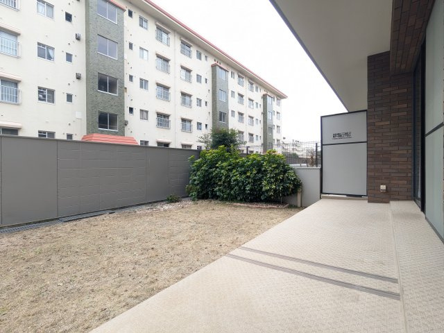 専用テラス、専用庭はガーデニングやお子様の遊び場としてお使いいただけます♪