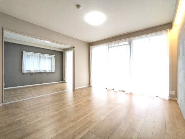 南向きのリビングは大型の掃き出し窓のため、暖かい日差しが注ぐくつろぎの空間です♪　