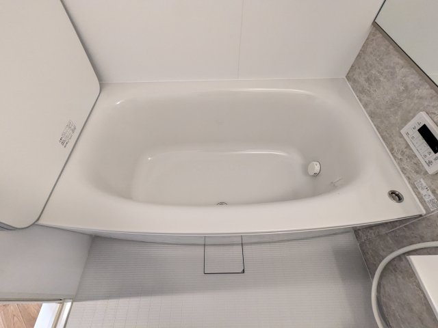 浴槽はゆったりサイズ。流線型のかたちで使いやすいです♪　フラット仕様のふたは洗いやすく清潔さを保ちやすく、保温性が高いのが特徴です♪