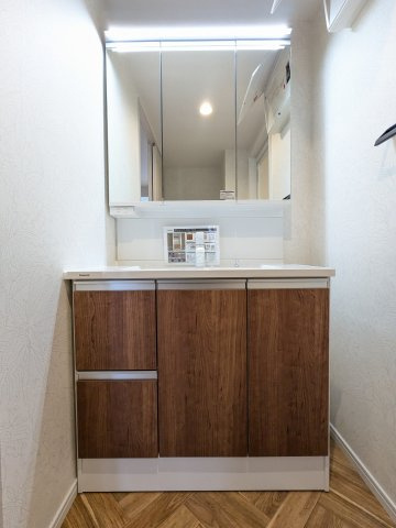 洗面台もパナソニク製。身支度のしやすい3面鏡使用です♪　裏側は収納になっていて歯ブラシなどが収納でき、スッキリと片付きます♪