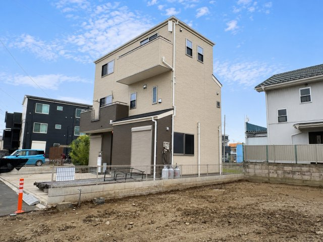 全居室6帖以上・全居室に収納がある4LDK！主寝室8帖にはWIC付き！視線が気になりにくく、採光も取りやすい2階リビングです！並列駐車3台可(車種による)！