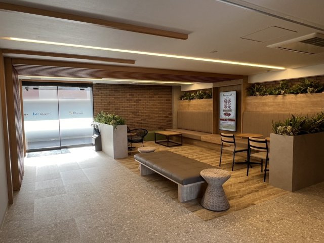 【LaLaラウンジ】商業施設との連絡橋からマンションへ入ると、ベンダーコーナーを備えたラウンジあり！
