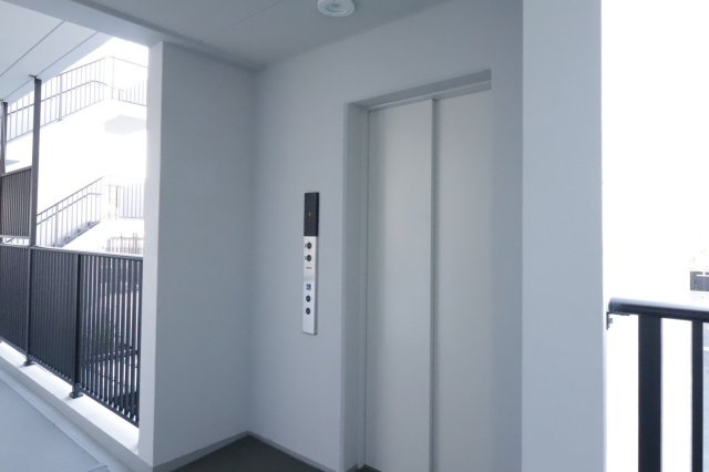 【エレベーター】エレベーターは、建物の東端と中央の2か所にあり便利です！