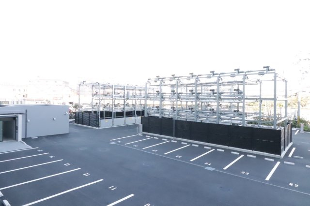 【敷地内駐車場】平面式34台＋機械式59台！広々とした駐車場なので車の出し入れもスムーズ！