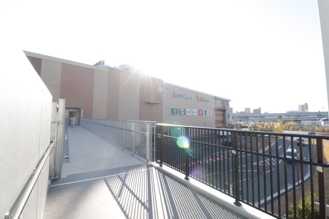【連絡デッキ】商業施設直結！連絡橋で行き来しやすく、間の道路にも干渉しないので安全です！