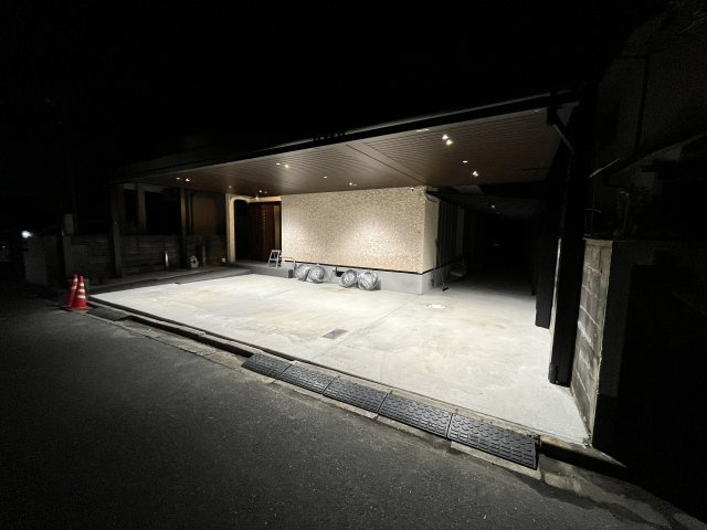 夜空に浮かび上がる、洗練されたカーポート。R4年施工。