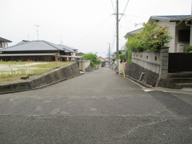 西道路は幅員6ｍです。