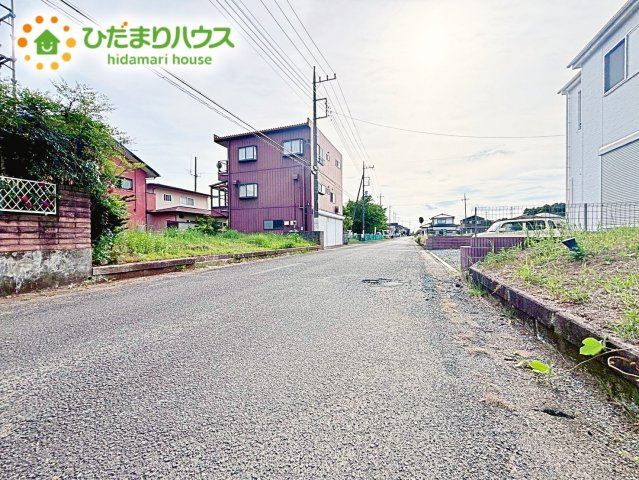 繁華街のようなにぎやかさがないため、車の音や話し声が少なく、静かな生活を望む人に適している閑静な住宅地！