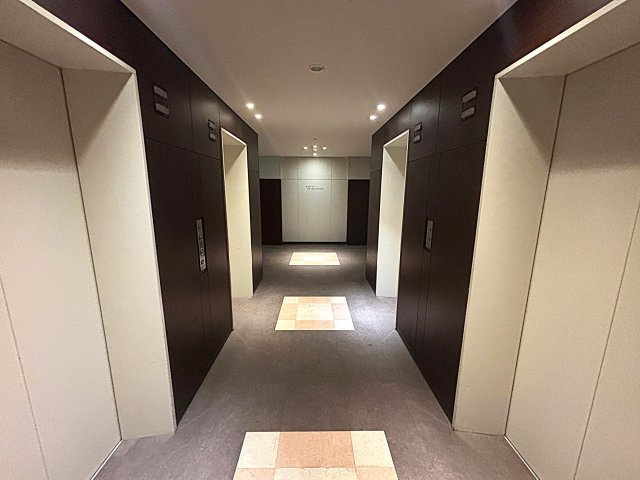 16階エレベーター前ホール、エレベーター4基あります