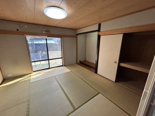 落ち着きある雰囲気の和室は客間としても日常のくつろぎスペースとしても多目的に使える一部屋です。押入が備わり布団や季節物の収納にも便利。リビングと続き間になっている為広く空間を使いたいときに重宝します。
