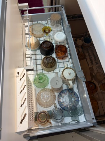 調理器具や食器の収納に十分なスペースがあります