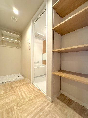 使い勝手の良い三面鏡付き洗面化粧台と、便利なリネン収納を備えた洗面室です。タオルや洗面小物をすっきり整理でき、慌ただしい朝の身支度もスムーズに行えます。