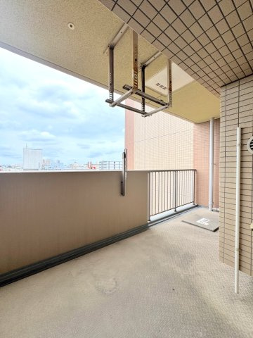 南向きで陽当たりが良く、お洗濯物も気持ちよく乾く10.60？のバルコニーです。リビングと洋室の双方から出入りが可能で、爽やかな風と光を身近に感じられます。