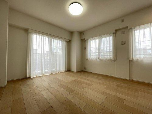 大きな掃き出し窓がついた洋室は、日中は照明がなくても明るく、子ども部屋としてもピッタリ。