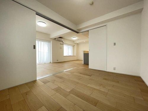 LD横の洋室は、扉を開けて解放感ある空間に。