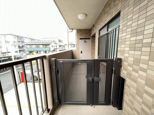 広いポーチがついた玄関。