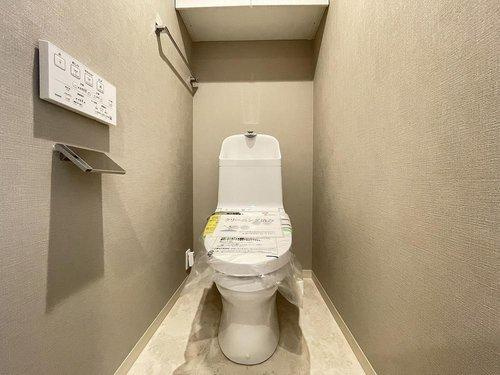 温水洗浄便座付きの清潔感あるトイレは、落ち着いた空間に。