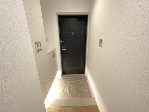 人感センサーのライト付きで、いつでも明るく迎えてくれる玄関。