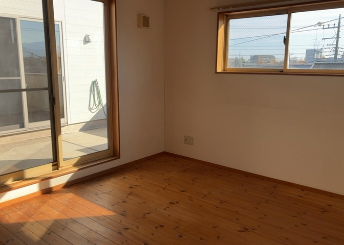 寝室でゆっくりと過ごすためにはベッド周りの適度な空間を担保することや窓の位置、照明の明るさ、寝室の広さなどを考える必要があります。自身や家族の構成とライフスタイルに併せて寝室にする部屋を選びましょう！