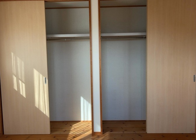 デザイン性を重視しすぎて収納が少なかった！なんてことにならないため、事前に現地で収納の数を確認しておくことをお勧めします。クローゼット以外にも床下収納や屋根裏収納、パントリーなどもチェックしましょう。