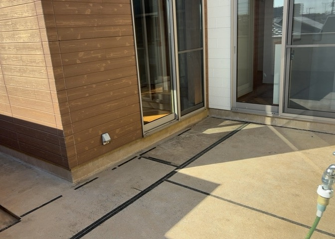 バルコニーは、室外の専用スペースのうち、「屋根がなく開放された空間」であるものを指します。ベランダより広いタイプのものが多く、日当たりもよいため家庭菜園などを楽しみたい人にとって適した環境となります。