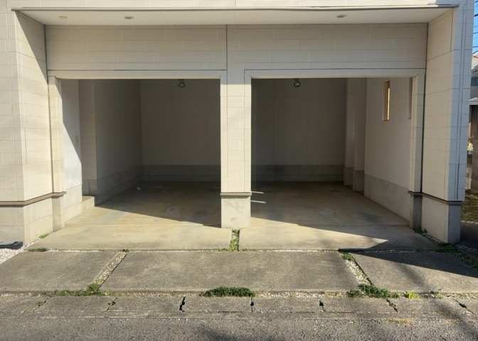 駐車場と明記されていても、最小スペースでつくられた駐車場だと大型車は駐車できなかったり、出入りしにくくなったりする可能性があります。お車のサイズと購入したい物件の駐車場のサイズを現地で確認しましょう。