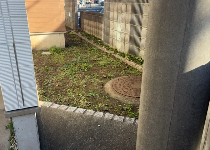 庭があることでガーデニングや家庭菜園はもちろん、こどもの遊び場やペットを放して遊ぶことができます。また、家の周囲に余裕があるということです。隣地との間があれば、十分な日当たりと、風通しが確保できます。