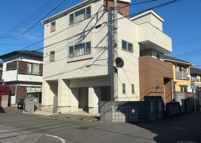 住宅用の土地では前面道路に2m以上接していなければならないと法律で定められています。しかし、お持ちの車のサイズやライフスタイルなどにより、2mでは利便が悪い場合もございますので、事前に確認しましょう。