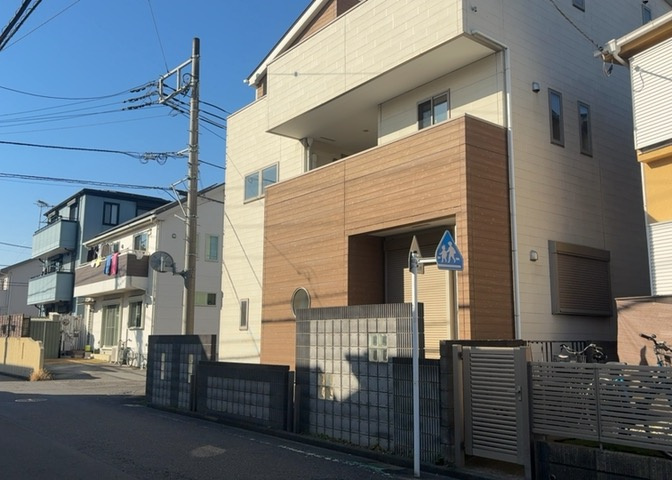 お持ちの車種によっては前面道路が広い方が便利でしょう。しかし、前面道路が広ければその分交通量が多くなるため、騒音などが気になる場合があります。実際に現地を見学し、周辺交通量や騒音などを確認しましょう！
