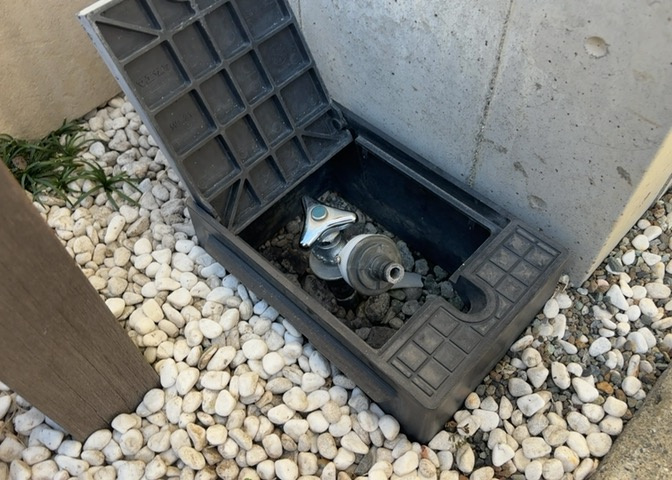 敷地内に散水栓や立水栓があると便利です。水道水を直接利用できるため、水を運ぶ手間を省くことが出来ます。大量の水を必要とする洗車作業や清掃などに役立ちます。その他設備とあわせて、現地でご確認ください。