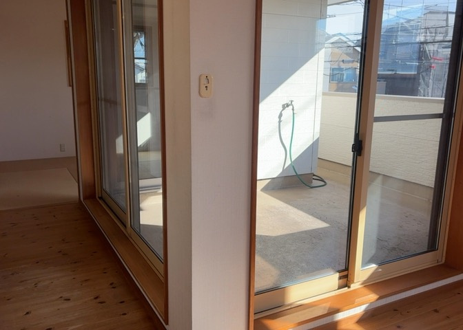 サッシは、ガラス窓に使用される金属製の窓枠です。一般的に住宅建築では、金属製建具工事の段階でガラス類・玄関などと同時に設置されます。種類や構造により断熱性能や遮音性能が異なるので現地でご確認ください。