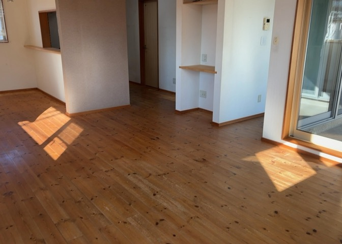 直線タイプはLとDKを一直線に並べた形で対面キッチンのタイプです。一般的なのでよく見かけるかもしれません。直線タイプに似た直接アイランドタイプは、キッチンとダイニングの間に壁がない分広く感じられます。