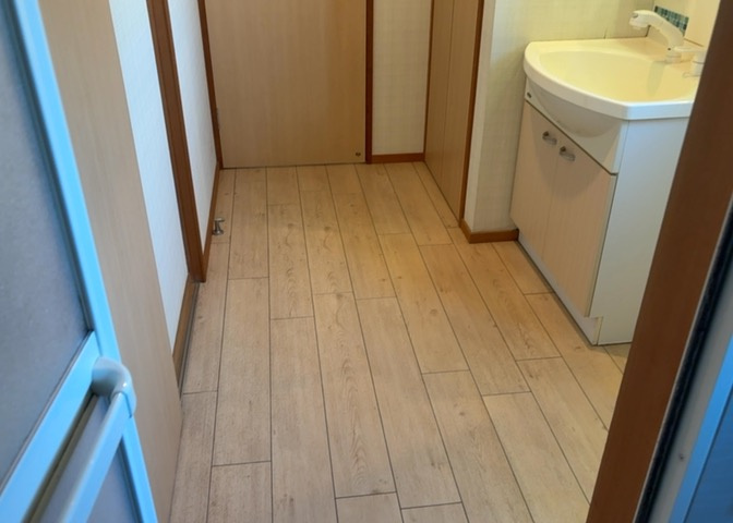 多くの戸建て住宅で見かける洗面脱衣所は、洗面台と洗濯機が2畳ほどのスペースに並べられていて、洗面所が脱衣所を兼ね備えている間取りが一般的です。お客様が利用することもある、パブリックな空間でもあります。