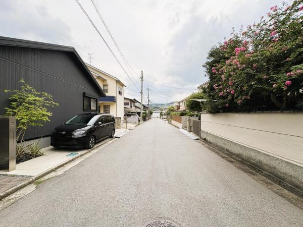 前面道路（2025/9）撮影　幅6メートルとゆとりのある道路。周辺と比べゆとりがあり駐車しやすい。