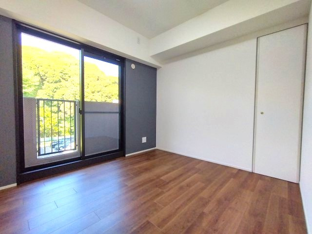 落ち着いた色合いのフローリングが心地よいシンプルで使いやすい洋室です。